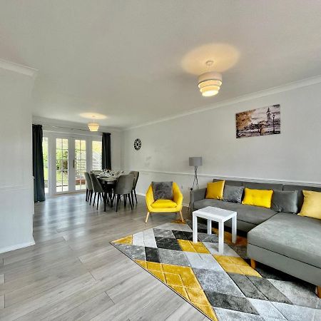 Stylish 3 Bed Chigwell Home With Free Parking Екстериор снимка