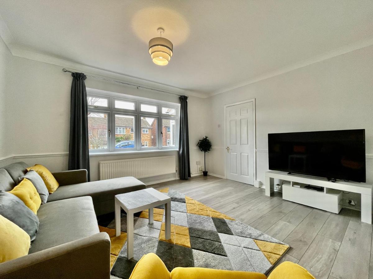Stylish 3 Bed Chigwell Home With Free Parking Екстериор снимка