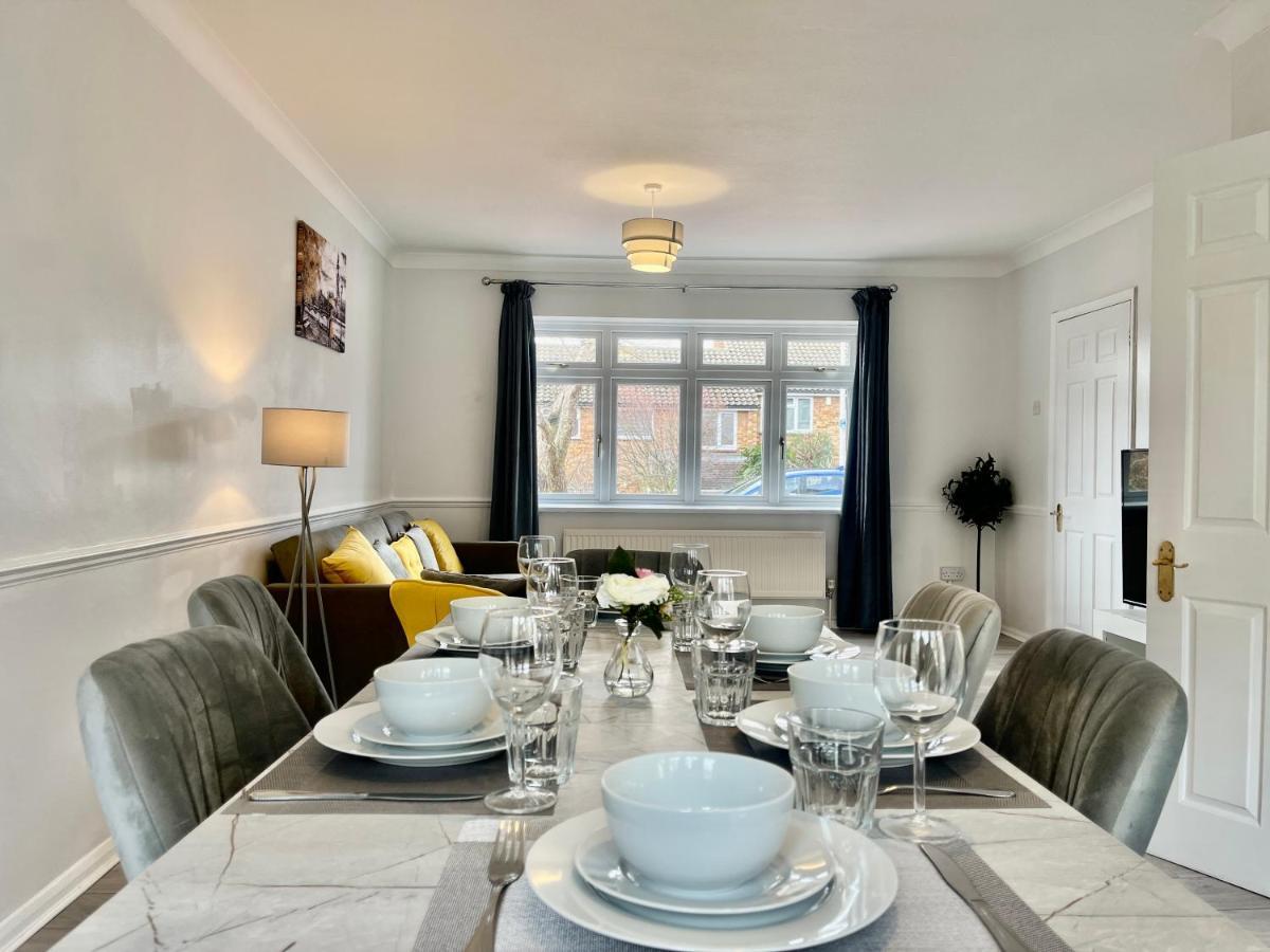 Stylish 3 Bed Chigwell Home With Free Parking Екстериор снимка