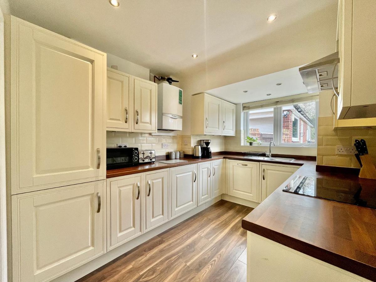 Stylish 3 Bed Chigwell Home With Free Parking Екстериор снимка