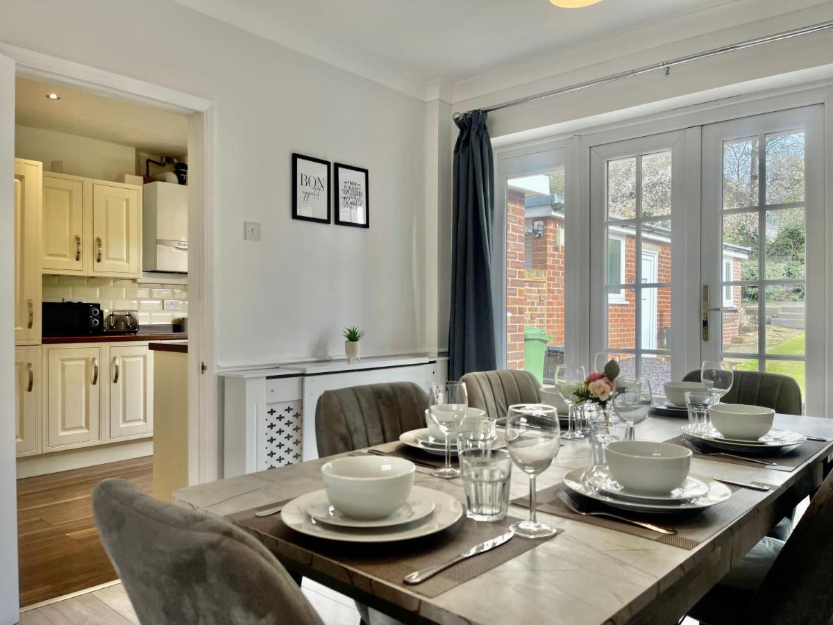 Stylish 3 Bed Chigwell Home With Free Parking Екстериор снимка