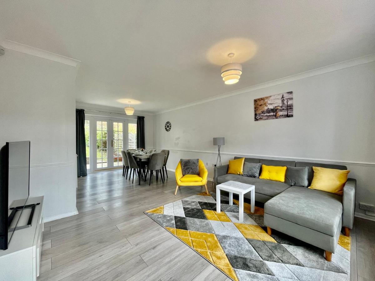 Stylish 3 Bed Chigwell Home With Free Parking Екстериор снимка