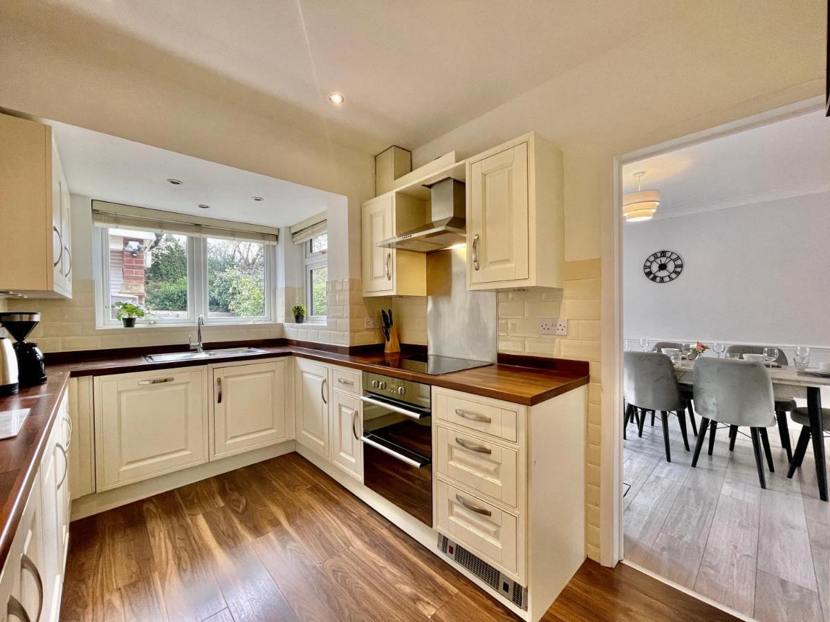 Stylish 3 Bed Chigwell Home With Free Parking Екстериор снимка