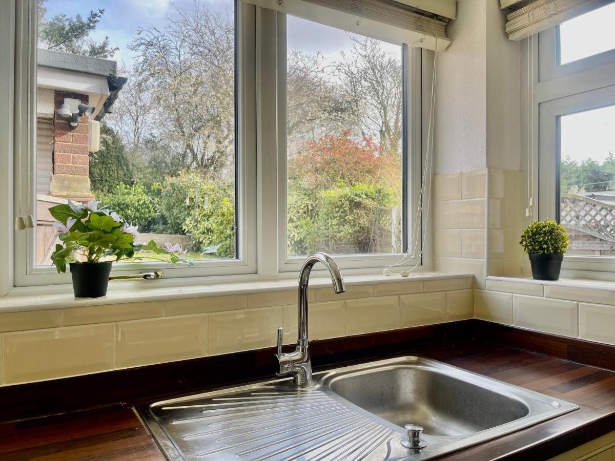 Stylish 3 Bed Chigwell Home With Free Parking Екстериор снимка