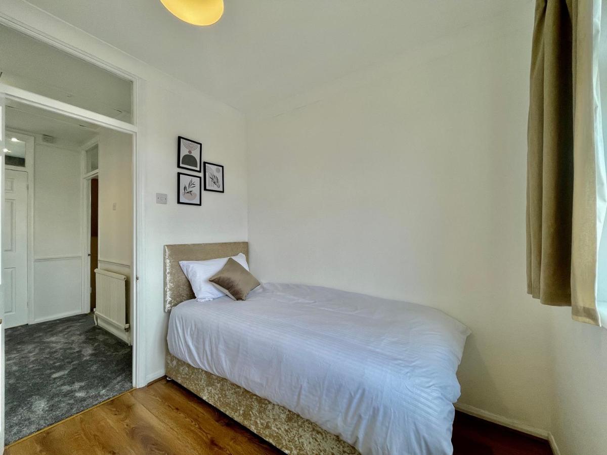 Stylish 3 Bed Chigwell Home With Free Parking Екстериор снимка