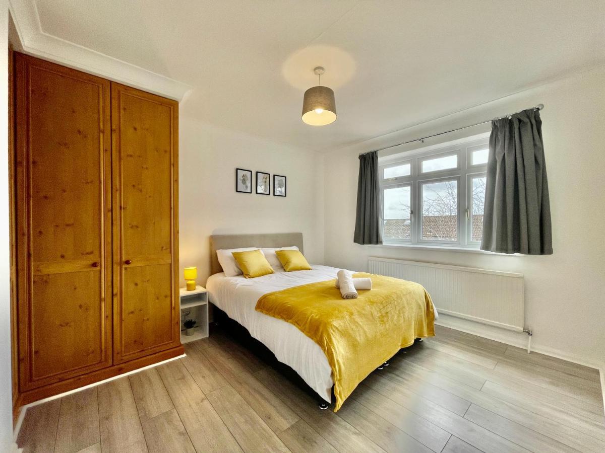 Stylish 3 Bed Chigwell Home With Free Parking Екстериор снимка