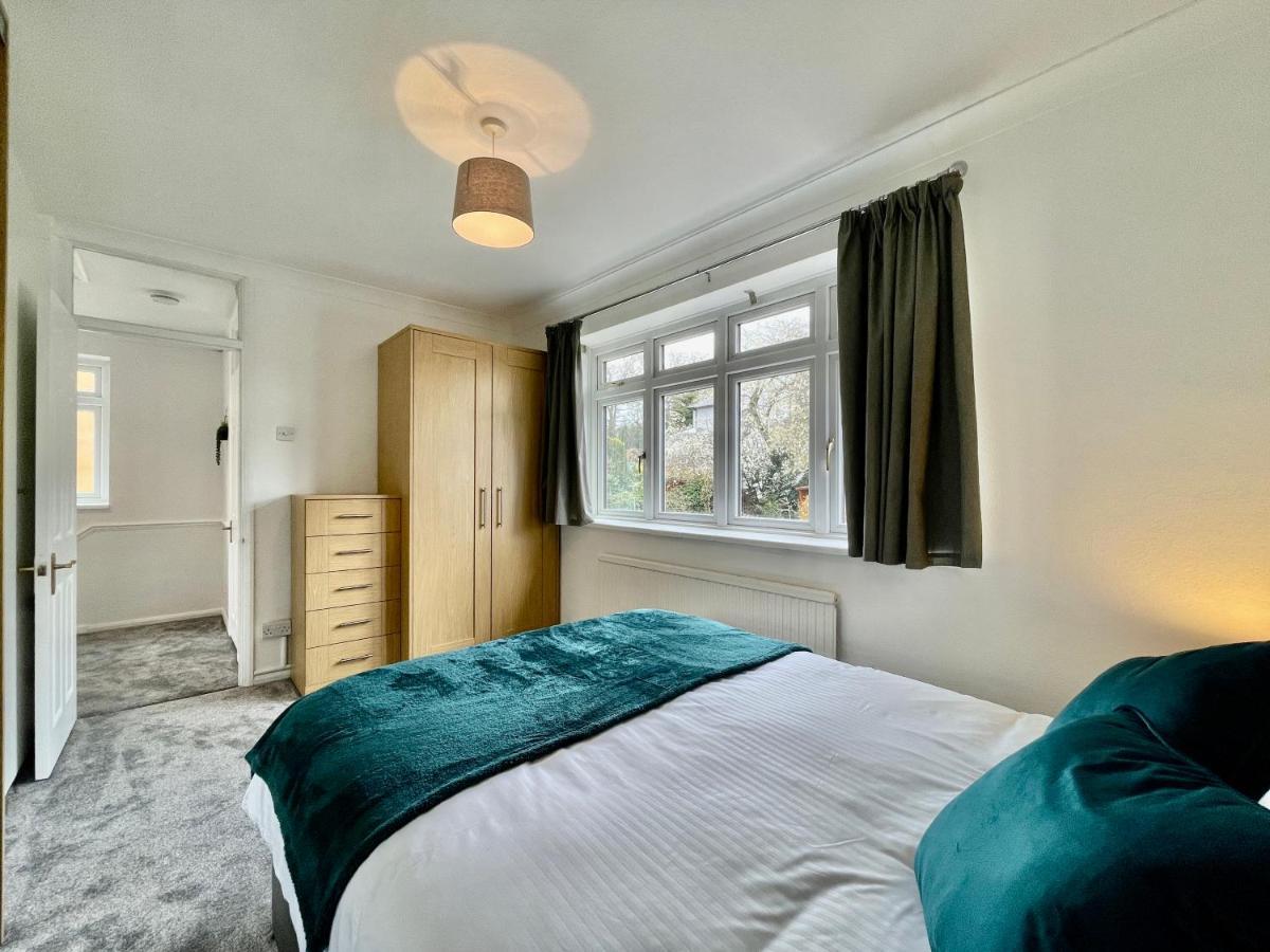 Stylish 3 Bed Chigwell Home With Free Parking Екстериор снимка