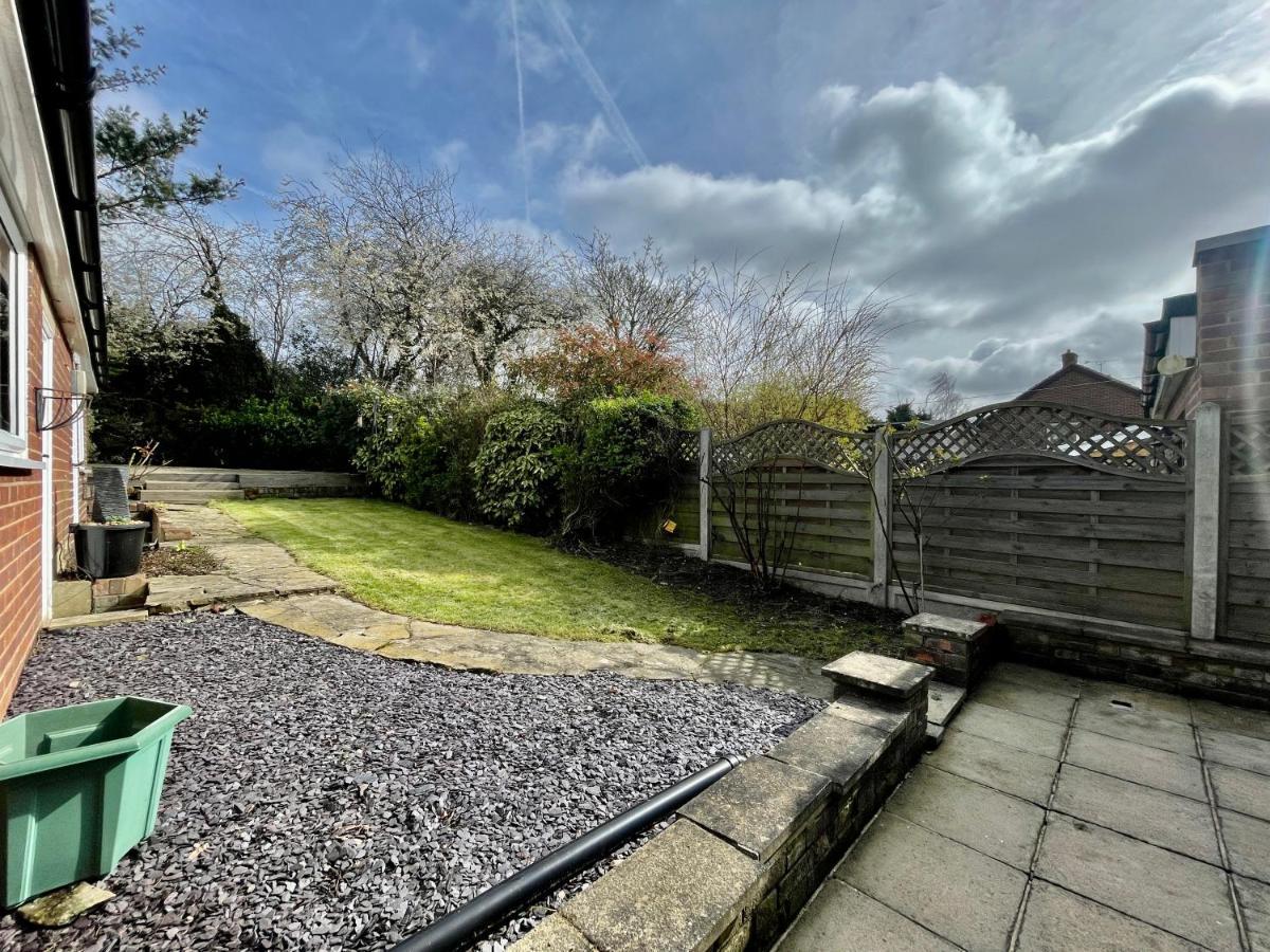 Stylish 3 Bed Chigwell Home With Free Parking Екстериор снимка