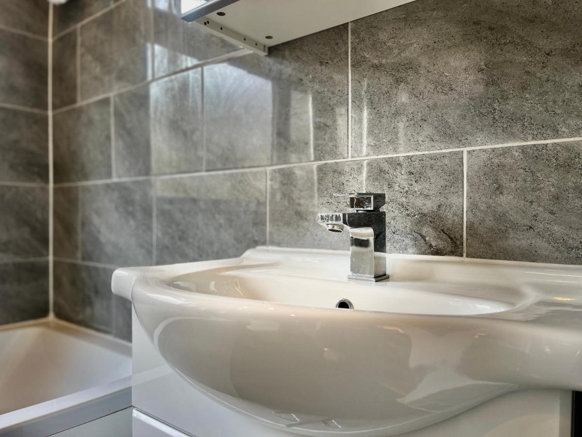 Stylish 3 Bed Chigwell Home With Free Parking Екстериор снимка
