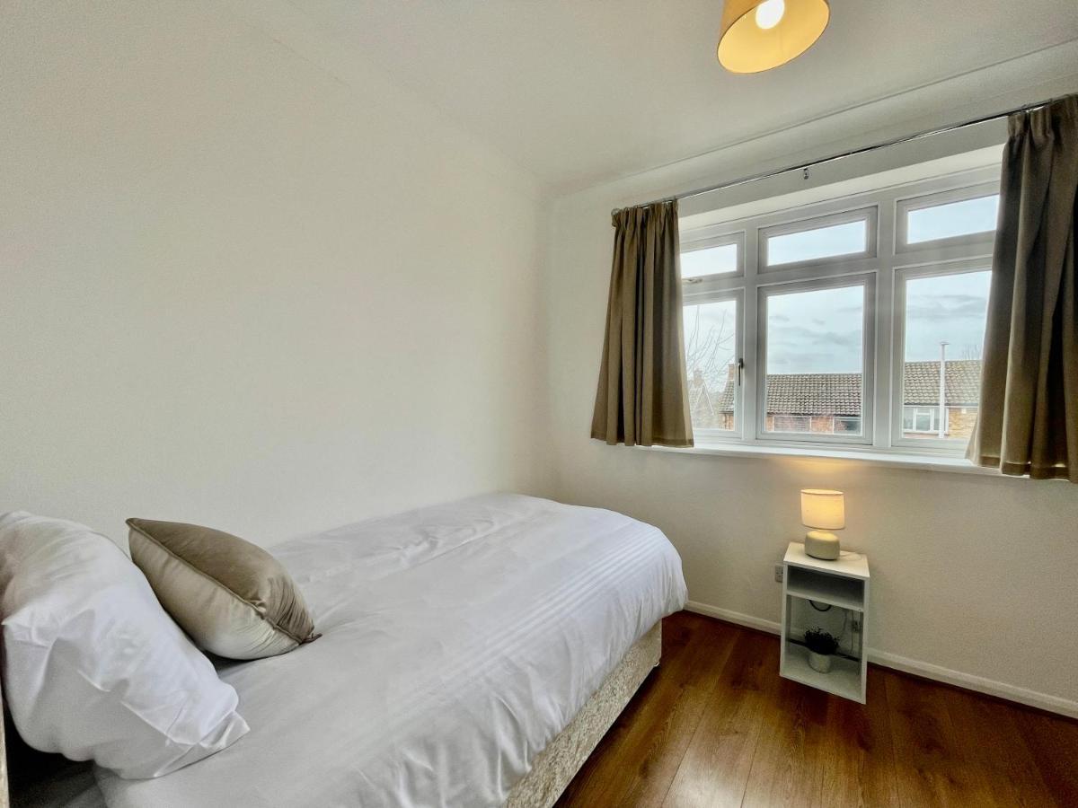Stylish 3 Bed Chigwell Home With Free Parking Екстериор снимка