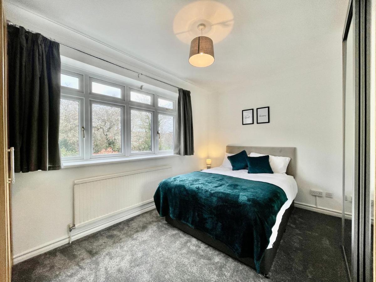 Stylish 3 Bed Chigwell Home With Free Parking Екстериор снимка