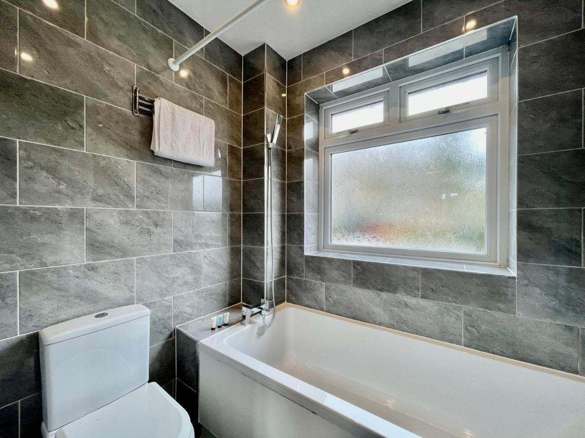 Stylish 3 Bed Chigwell Home With Free Parking Екстериор снимка