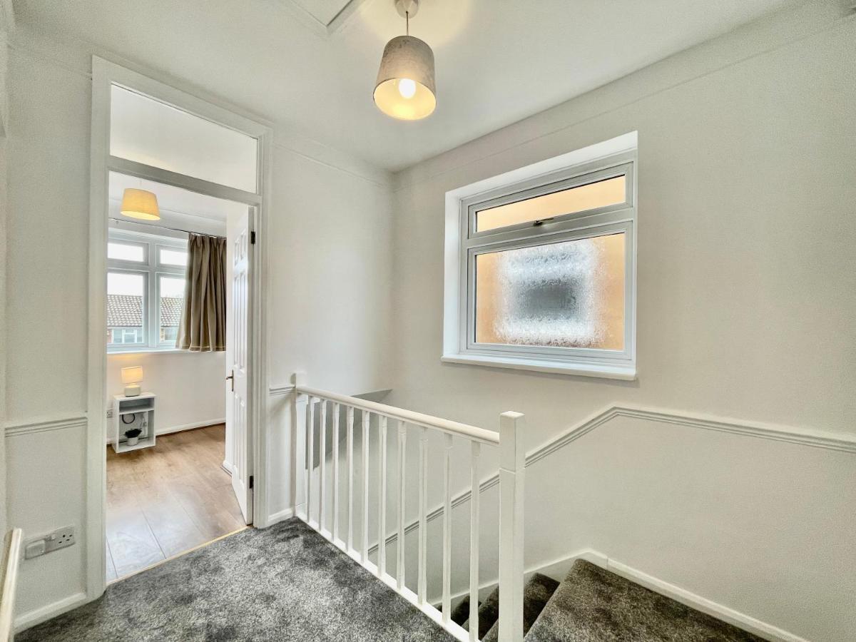 Stylish 3 Bed Chigwell Home With Free Parking Екстериор снимка