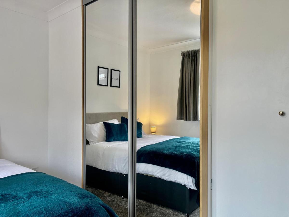 Stylish 3 Bed Chigwell Home With Free Parking Екстериор снимка