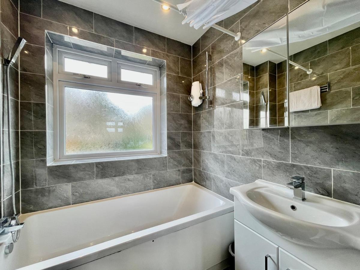Stylish 3 Bed Chigwell Home With Free Parking Екстериор снимка