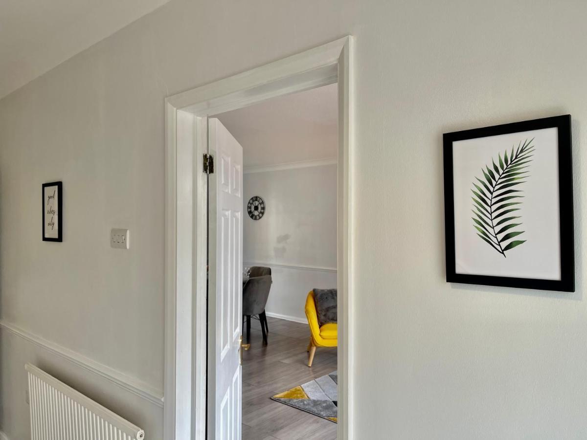 Stylish 3 Bed Chigwell Home With Free Parking Екстериор снимка