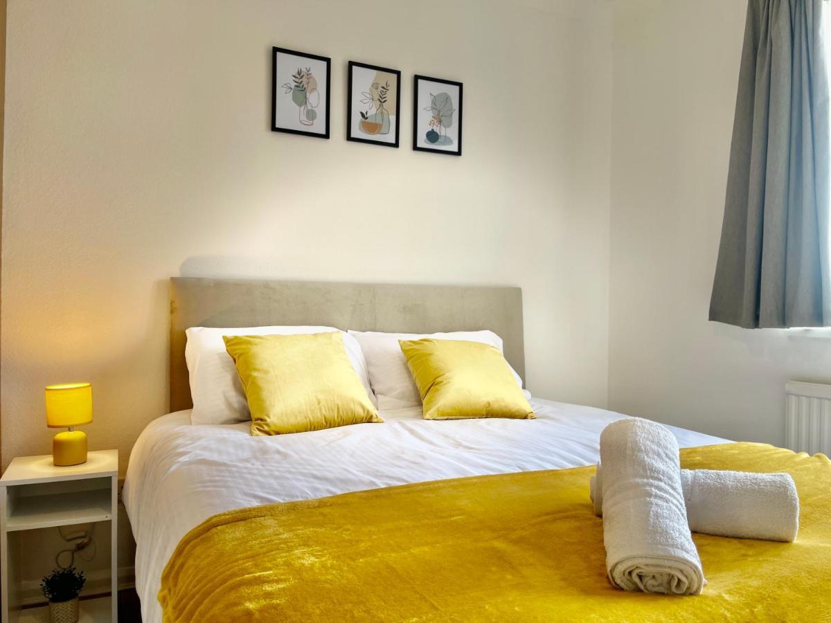 Stylish 3 Bed Chigwell Home With Free Parking Екстериор снимка